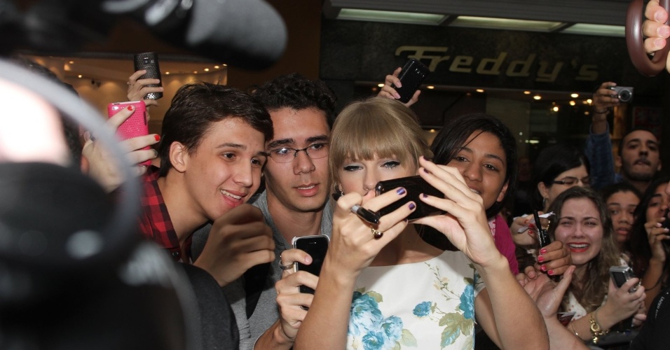 A cantora Taylor Swift distribuiu autógrafos aos fãs que estavam na porta do hotel onde está hospedada no Rio (13/9/12)