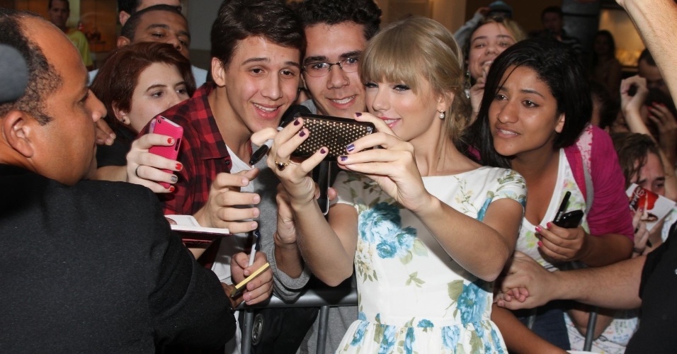 A cantora Taylor Swift distribuiu autógrafos aos fãs que estavam na porta do hotel onde está hospedada no Rio (13/9/12)