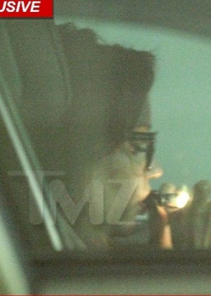 Amanda Bynes fuma maconha dentro de seu carro, em Los Angeles (13/9/12)