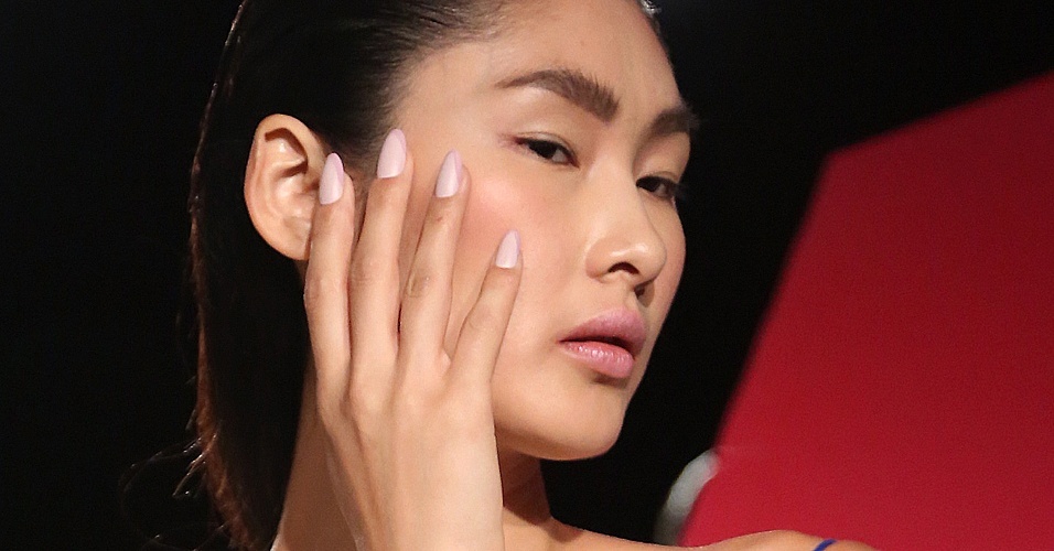 As unhas "stiletto" apareceram com força na semana de moda nova iorquina; na imagem, o desfile de Angel Sanchez que apostou na tendência com uma decoração suave, feita em dois tons de rosa bebê - Getty Images