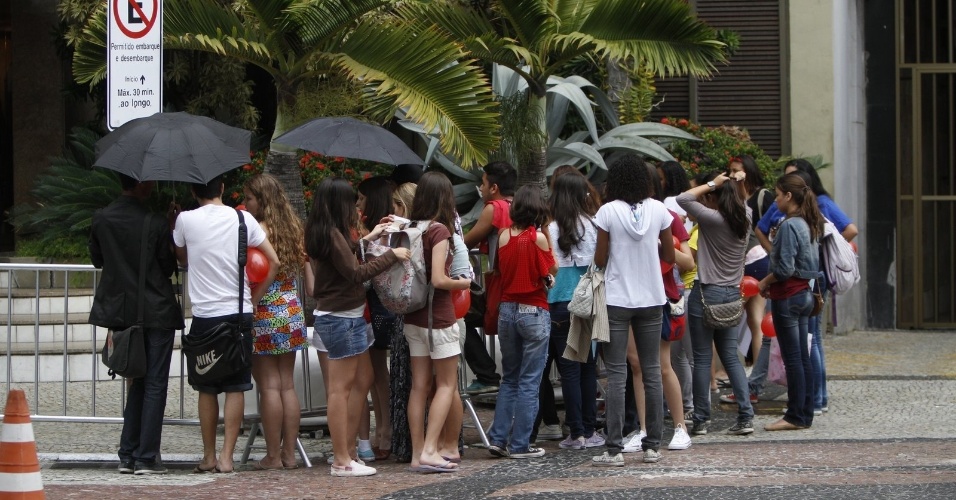 Fãs de Taylor Swift aguardam saída da cantora de evento para a imprensa em hotel na praia de Copacabana, no Rio de Janeiro (13/9/12) 