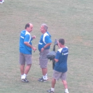 O técnico Marcelo Oliveira (e) no gramado de São Januário pouco antes de dar início ao treino - Vinicius Castro/ UOL Esporte