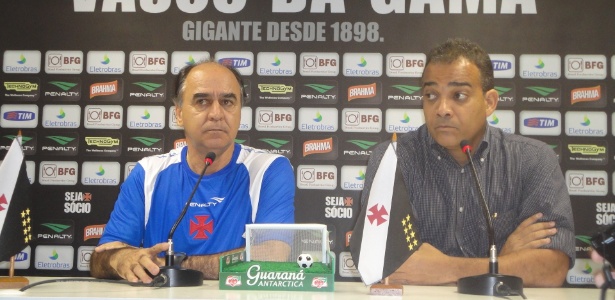 Marcelo Oliveira (e) e o diretor Daniel Freitas durante a apresentação em São Januário - Vinicius Castro/ UOL Esporte