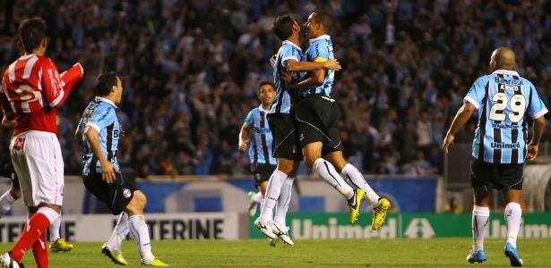Marco Antonio celebra com Gilberto Silva o gol do Grêmio na partida contra o Náutico - LUCAS UEBEL/GREMIO FBPA
