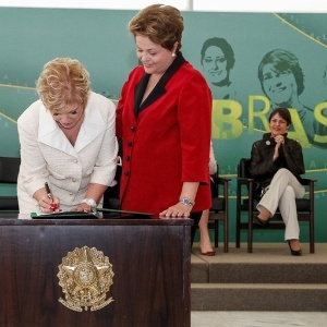 Marta Suplicy é empossada no Ministério da Cultura pela presidente Dilma Rousseff; ao fundo, a ex-ministra Ana de Hollanda  - Roberto Stuckert Filho/PR