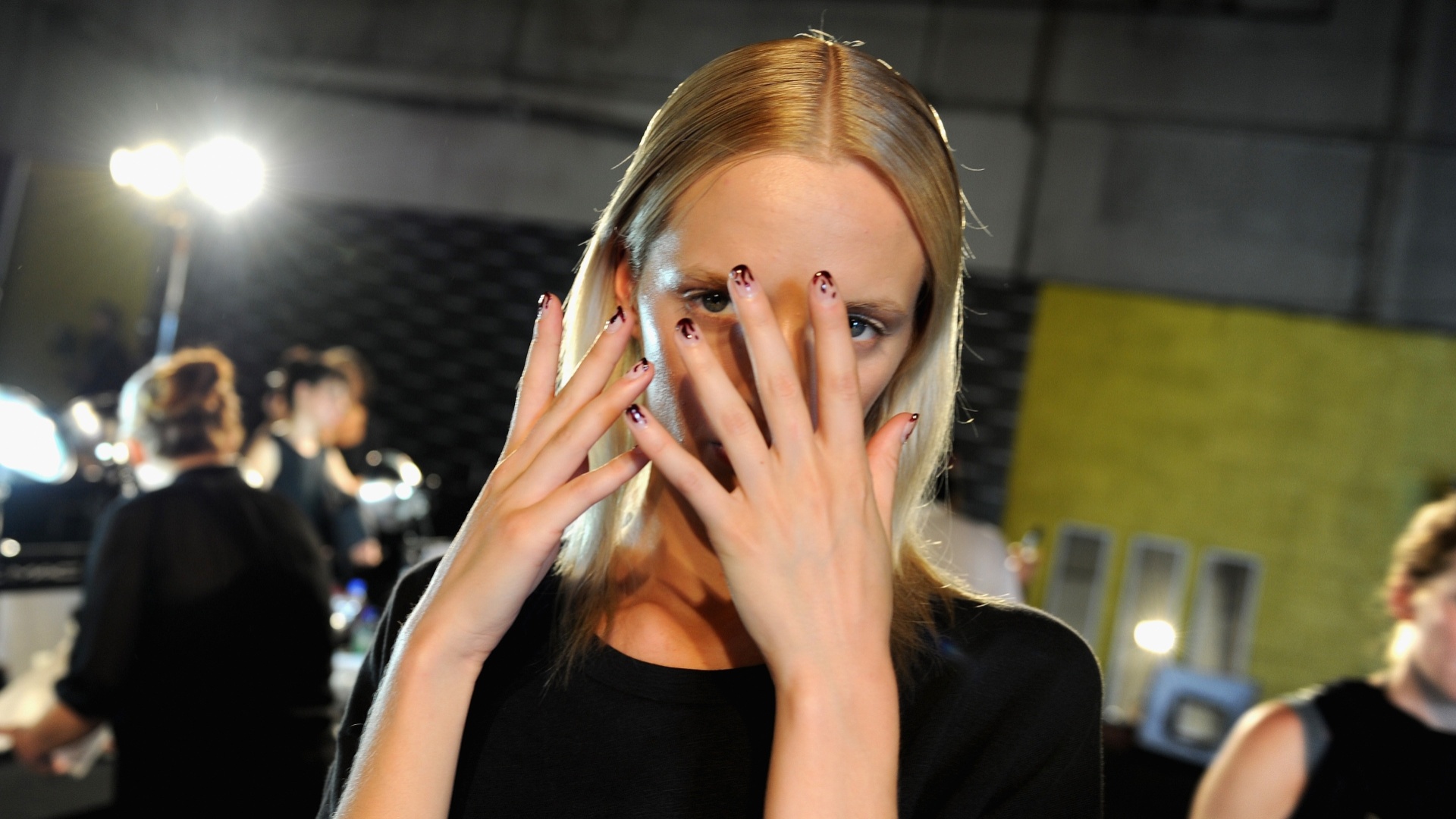 Modelo mostra unhas "sangrentas" decoradas para o desfile do estilista Prabal Gurung na semana de moda de NY  - Getty Images