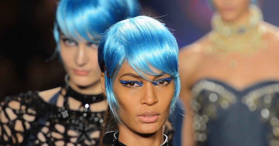 Modelos com perucas azuis e maquiagem com delineado gráfico na mesma cor na passarela de Anna Sui na NYFW - Getty Images