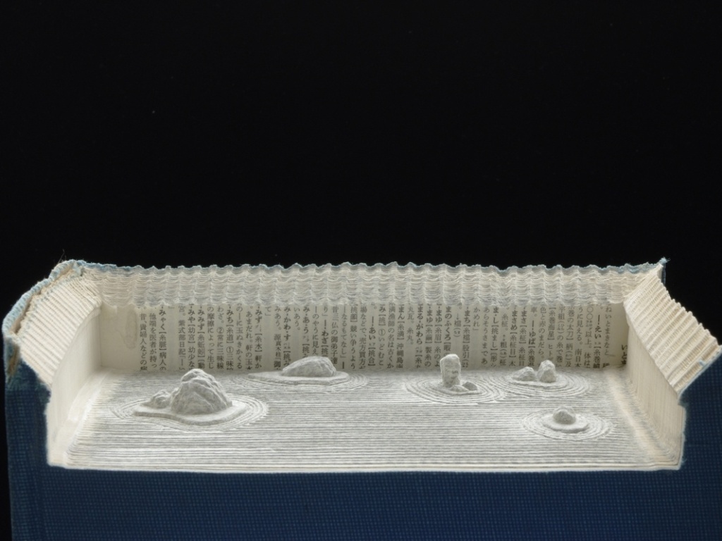 O autor diz acreditar que a "obsessão" humana por "mudar as formas pelas quais acessamos a cultura" é uma demonstração de fascinação pelo conteúdo da consciência. Na imagem, o livro Ryoanji, esculpido como parte do projeto A grande muralha - Guy Laramée