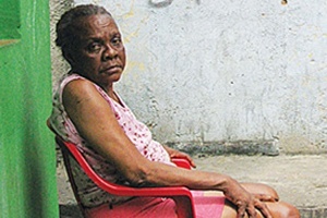 Retrato de mulher em favela do Rio de Janeiro - Douglas Mayhew/BBC