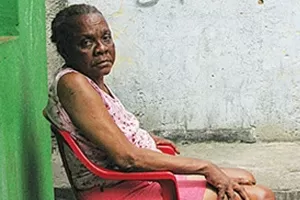 Retrato de mulher em favela do Rio de Janeiro - Douglas Mayhew/BBC