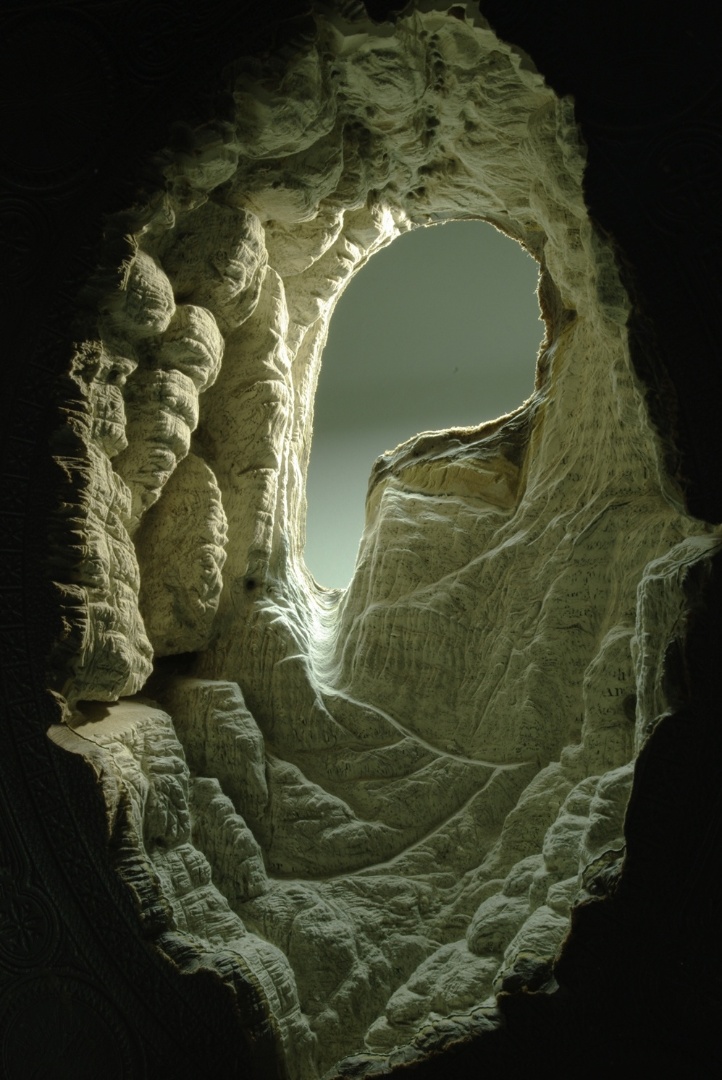 Romances, obras filosóficas e pinturas românticas são algumas das inspirações mais frequentes para os projetos temáticos de Laramée. Acima, caverna esculpida na Bíblia do teólogo John Brown - Guy Laramée