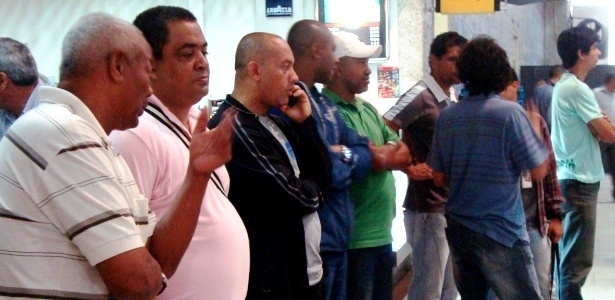 Seguranças do Flamengo esperam desembarque da delegação em aeroporto do Rio - Pedro Ivo Almeida/UOL