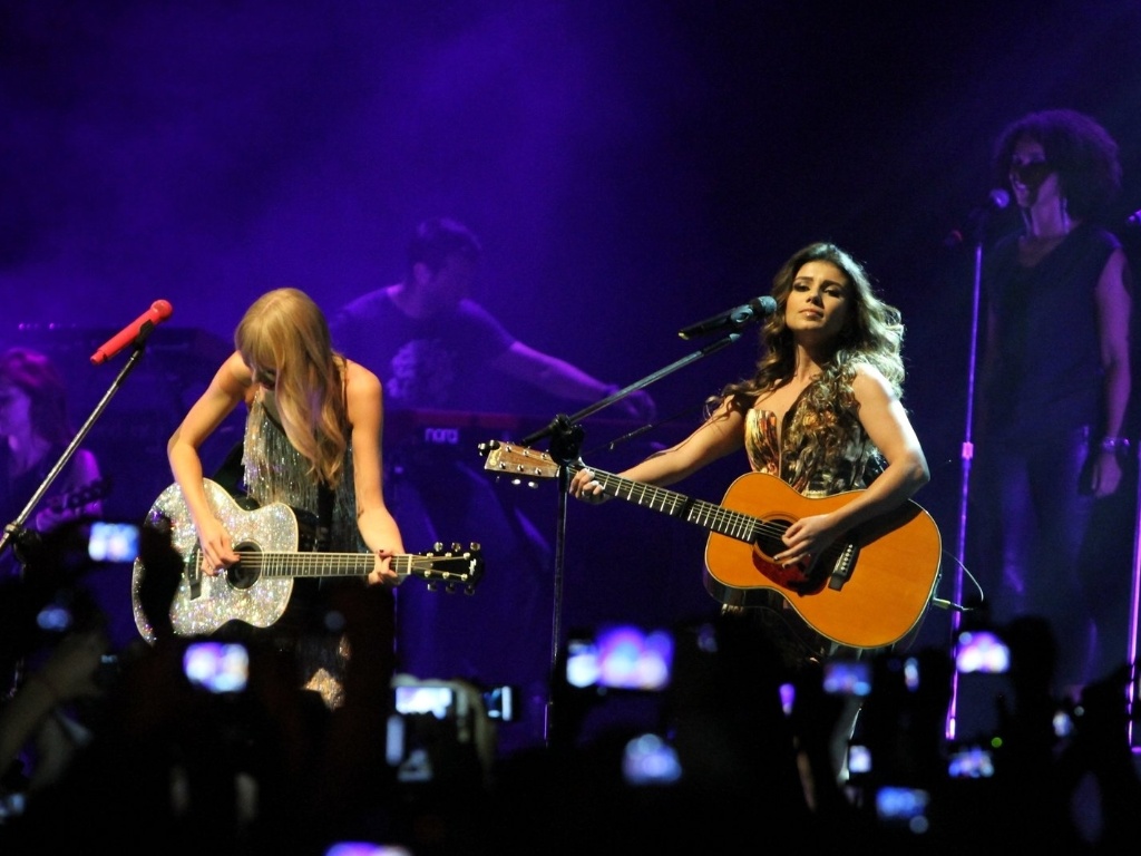 Taylor Swift tocou ?Long Live? junto de Paula Fernandes. Essa foi a primeira vez que as duas cantoras, que gravaram o dueto sem se conhecer, cantaram juntas (13/9/12) - Marcello Sá Barretto/Foto Rio News