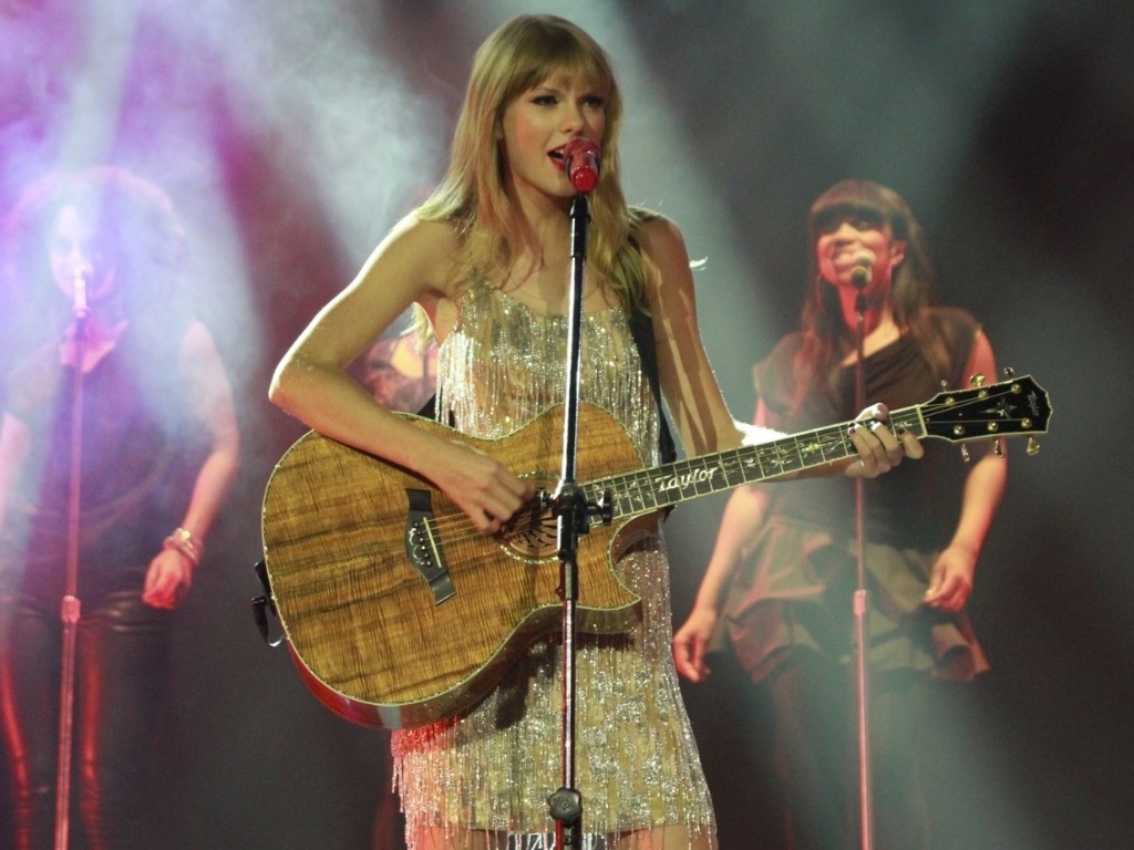 Taylor Swift canta com Paula Fernandes em show no Citibank Hall no Rio de Janeiro (13/9/12) - Felipe Panfili e Roberto Filho/AgNews