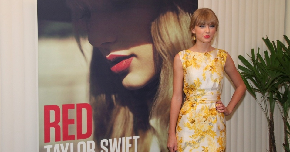 Taylor Swift posou para fotos após coletiva de imprensa realizada em um hotel na zona sul do Rio (13/9/12)