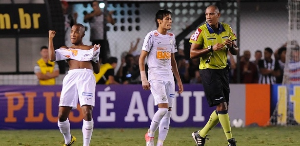 Victor Andrade, sem camisa, comemora gol do Santos contra o Flamengo - Junior Lago/UOL