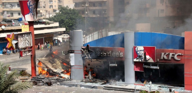 Muçulmanos atacam restaurante da rede KFC na cidade libanesa de Trípoli, em mais um protesto contra o filme ofensivo ao Islã que provocou uma onda de violência no mundo árabe - Omar Ibrahim/Reuters 