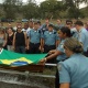 14.set.2012 - O corpo do soldado Diego Bruno Barbosa Henriques, 25, é enterrado no Cemitério Jardim da Saudade, em Sulacap, na zona oeste do Rio de Janeiro (RJ), nesta sexta-feira (14). O jovem foi baleado na noite de quinta-feira (13) na favela da Rocinha, enquanto patrulhava junto com outros três policiais em uma localidade conhecida como Terreirão - Arion Marinho/Futura Press