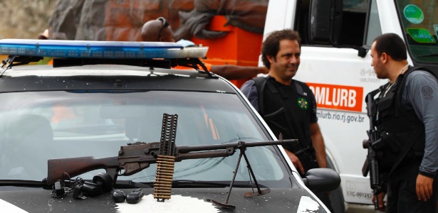 Policiais apreenderam uma metralhadora antiaérea (foto) capaz de derrubar um helicóptero - Pablo Jacob/Agencia O Globo