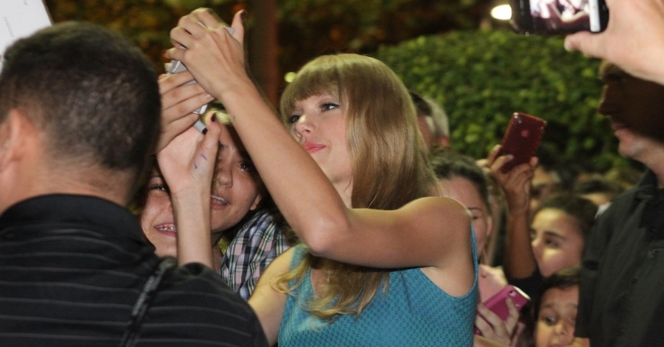 A cantora Taylor Swift distribuiu autógrafos aos fãs que estavam na porta do hotel onde está hospedada no Rio (14/9/12)