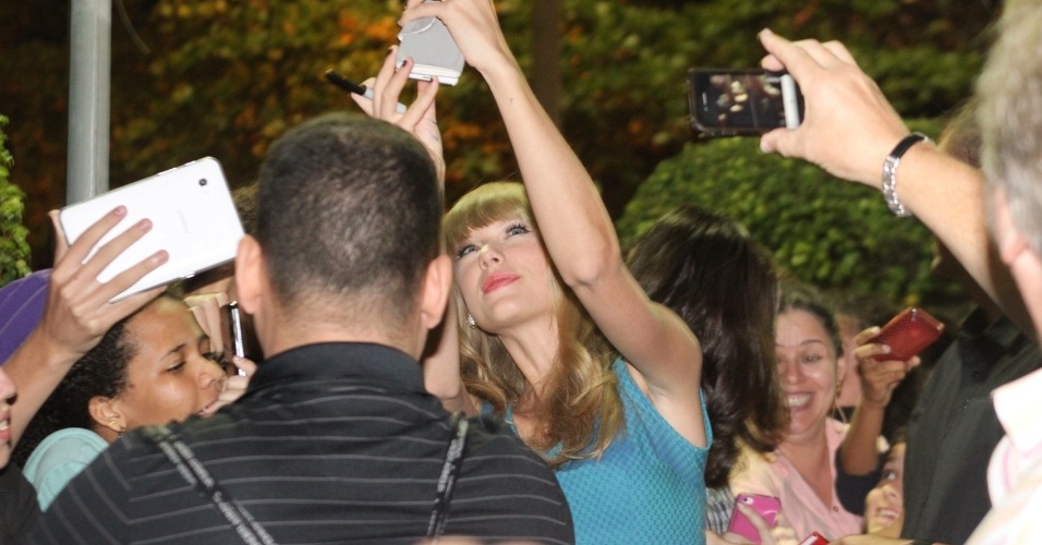 A cantora Taylor Swift distribuiu autógrafos aos fãs que estavam na porta do hotel onde está hospedada no Rio (14/9/12)