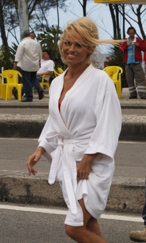 Após gravar comercial, Pamela Anderson deixa a praia da Reserva, na zona oeste do Rio (14/9/12)