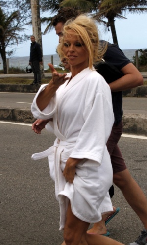 Após gravar comercial, Pamela Anderson deixa a praia da Reserva, na zona oeste do Rio (14/9/12)