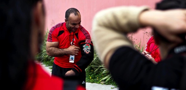 Atleta da Tunísia ajeita sua polaina, uma espécie de meia para deixar o braço aquecido - Leandro Moraes/UOL