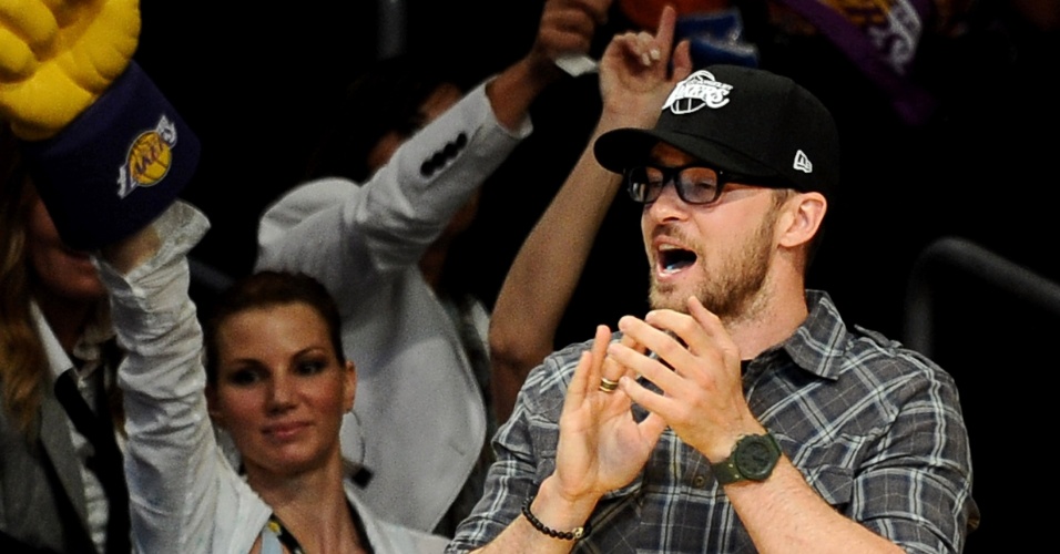 Cantor Justin Timberlake acompanha jogo do Los Angeles Lakers