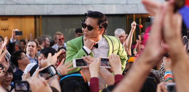 Cantor sul-coreano Psy posa para fotos dos fãs no programa "Today", da NBC (14/9/12)