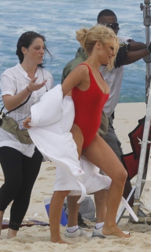 Com maiô, estilo SOS Malibu, Pamela Anderson grava comercial na praia da Reserva, no Rio de Janeiro (14/8/12)
