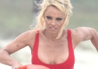 Pamela Anderson comenta "SOS Malibu" nos cinemas: "ninguém gosta de remake" - AgNews