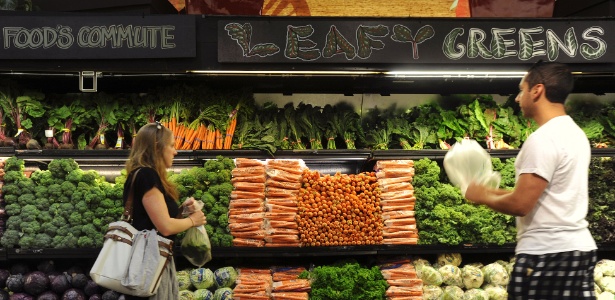 Compradores procurar produtos orgânicos em uma loja de Oakland, na Califórnia (EUA). No dia 6 de novembro, os californianos votarão sobre a exigência de que os alimentos geneticamente modificados sejam claramente identificados - Noah Berger / The New York Times