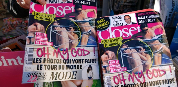 Homem segura capa da revista francesa "Closer", que mostra um topless da duquesa Catherine, em uma banca de jornal em Nice, França (14/9/12)