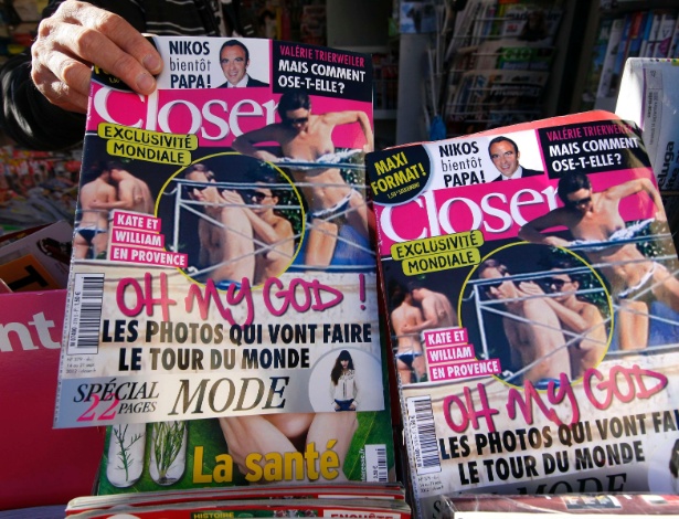 Homem segura revista francesa "Closer", que mostra topless da duquesa Catherine, em banca de jornal