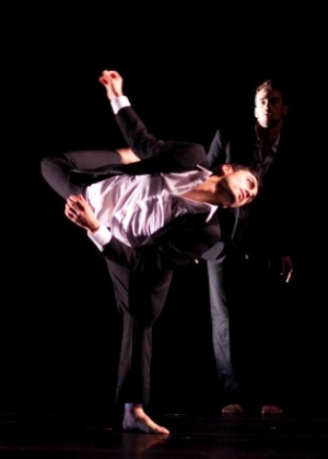 Integrantes da companhia de dança contemporânea Luna Negra  durante o espetáculo "Bate" (13/9/12) - EFE