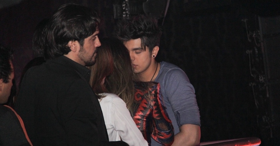 Luan Santana beija suposto affair durante o evento (13/9/12)