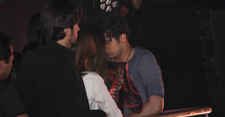 Luan Santana beija suposto affair durante o evento (13/9/12)