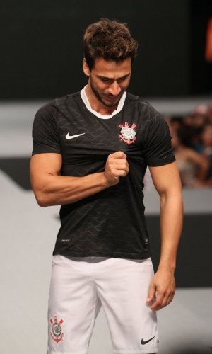 O ator Julio Rocha posa com a camiseta do Corinthians no segundo dia de Oscar Fashion Days em São José dos Campos (14/9/12)