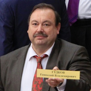O deputado Gennady Gudkov mostra a placa com seu nome após a sessão que definiu a sua expulsão da Câmara, nesta sexta-feira (14), por ter irritado o Kremlin com suas críticas ao governo russo - Sergei Karpukhin/Reuters