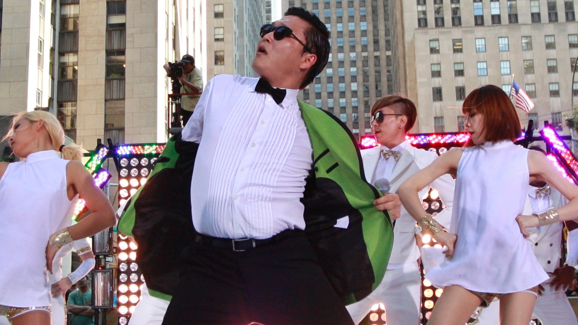 O sul-coreano Psy tira o paletó enquano dança o hit "Gangnam Style" no programa "Today", da NBC (14/9/12) - Brendan McDermid/Reuters