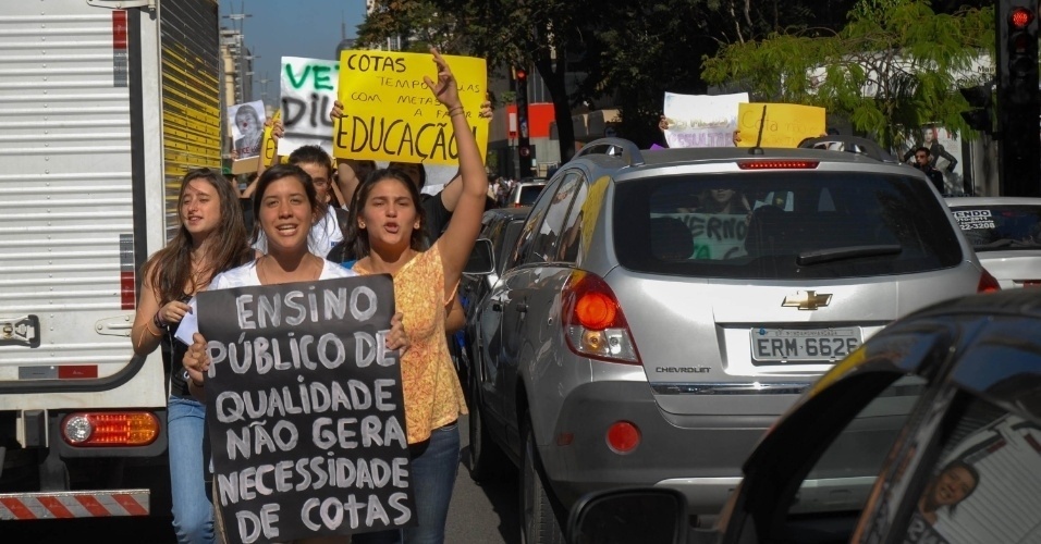 Protestos contra a Lei de Cotas aprovadas pela presidente Dilma Roussef