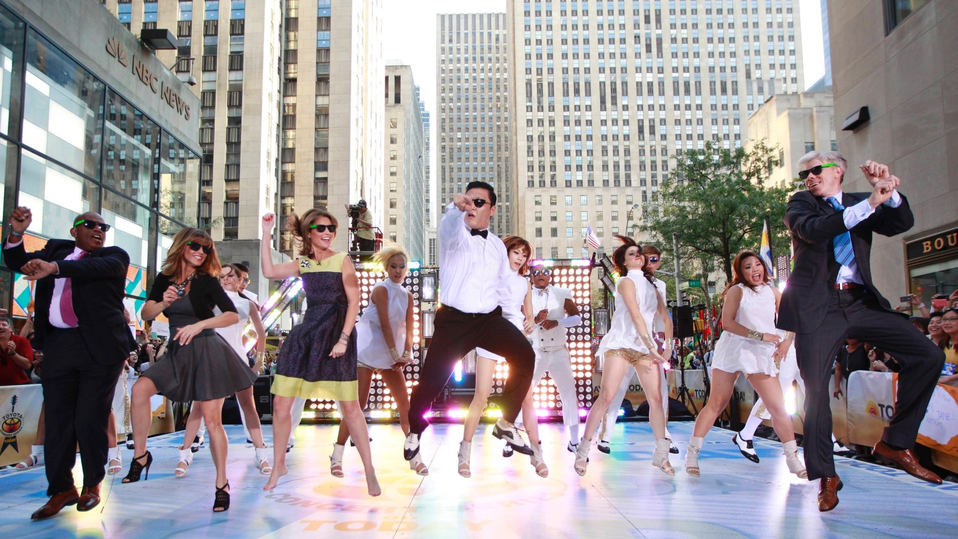 Psy dança o hit "Gangnam Style" com Al Roker, Natalie Morales, Savannah Guthrie and David Gregory, apresentadores do programa "Today" (14/9/12) - Brendan McDermid/Reuters