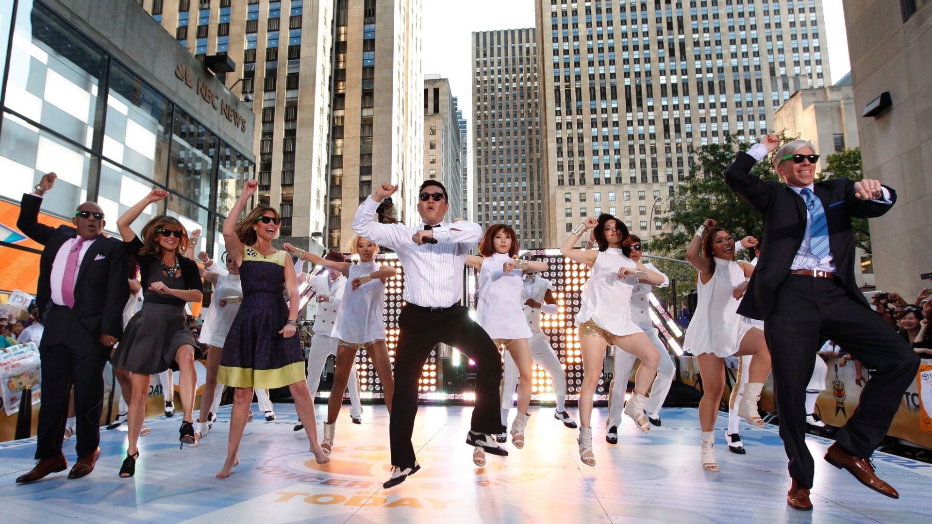 Psy dança o hit "Gangnam Style" com Al Roker, Natalie Morales, Savannah Guthrie and David Gregory, apresentadores do programa "Today" (14/9/12) - Jason DeCrow/Invision/AP Images