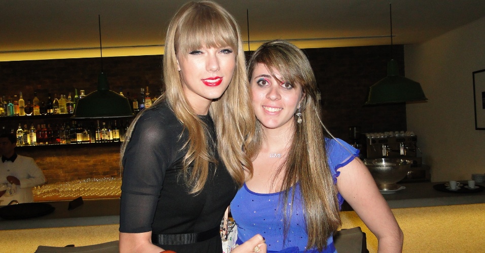 Taylor Swift atende fãs na entrada de restaurante no Rio de Janeiro (13/9/12)