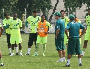 O técnico Enderson Moreira precisou orientar seu grupo fora do Centro de Treinamento Edmo Pinheiro