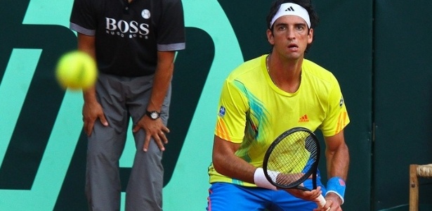 Thomaz Bellucci observa a bola após rebatida durante o confronto contra Gabashvili - Luiz Pires/FOTOJUMP