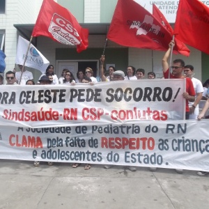 Pediatras levaram faixas e cartazes em protesto em hospital em Natal - Elendrea Cavalcanti/UOL