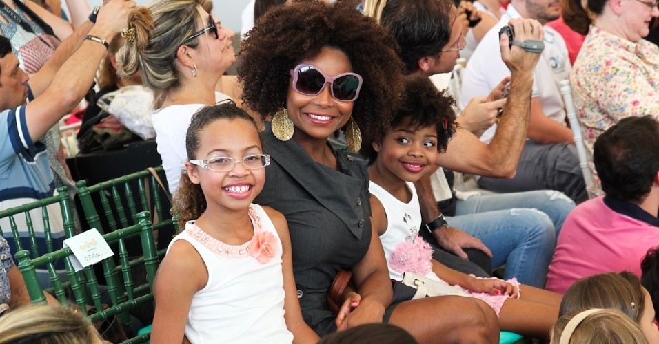 Adriana Bombom assiste os desfiles da Fashion Weekend Kids com as filhas, em São Paulo (15/9/12)