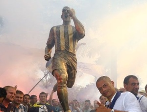 Alex faz três em vitória de virada do Fener no clássico diante do Besiktas